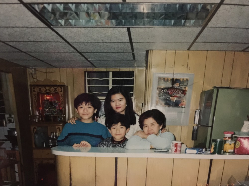蘇茵紅,蘇珊妮及蘇家圖三姐弟與創辦人李姑娘合照